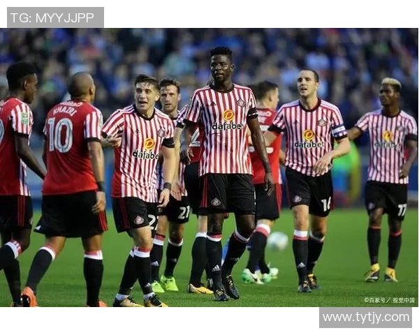 克劳利队与斯蒂文尼奇队激战正酣谁能在这场较量中脱颖而出